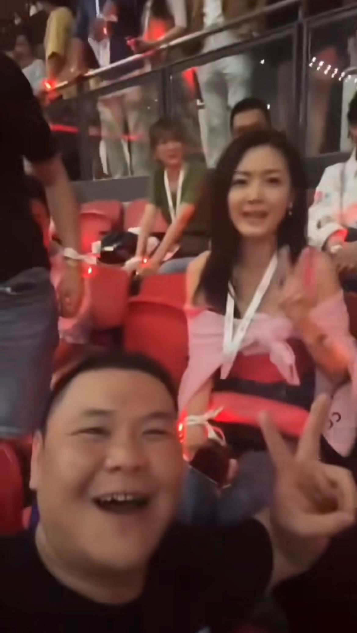 內地男子見到身後有洪永城及陳庭欣,立即拍片開心介紹。