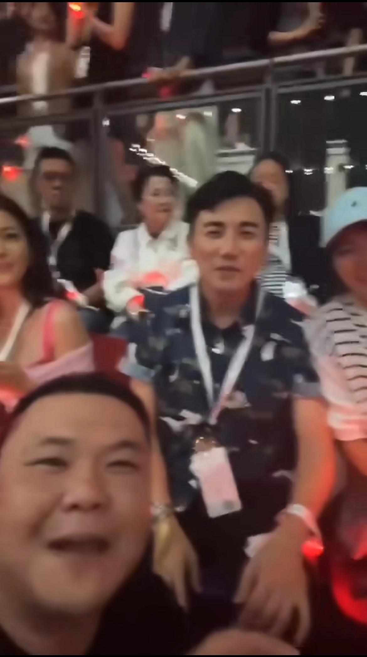 內地男子見到身後有洪永城及陳庭欣,立即拍片開心介紹。