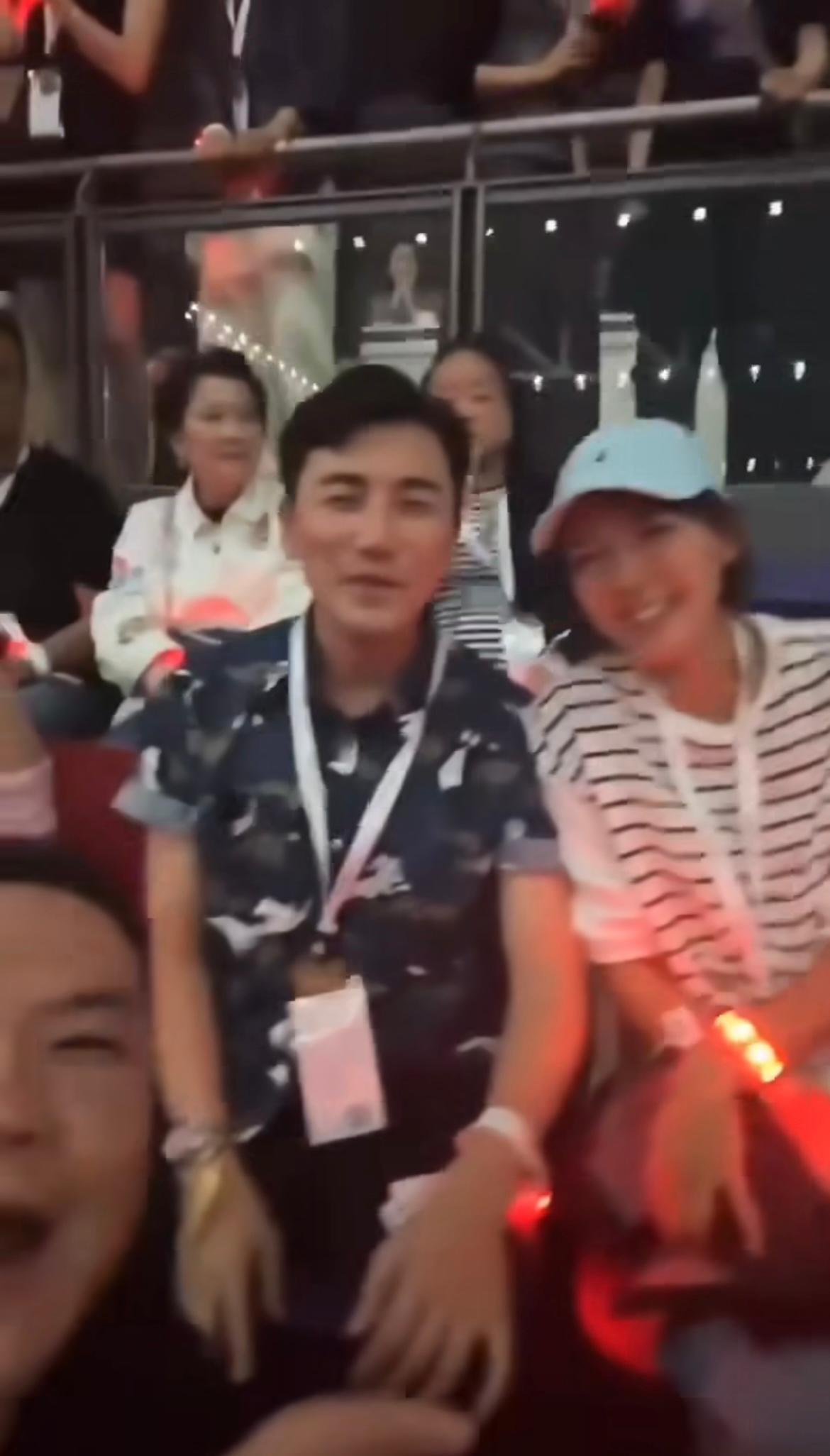 內地男子見到身後有洪永城及陳庭欣,立即拍片開心介紹。