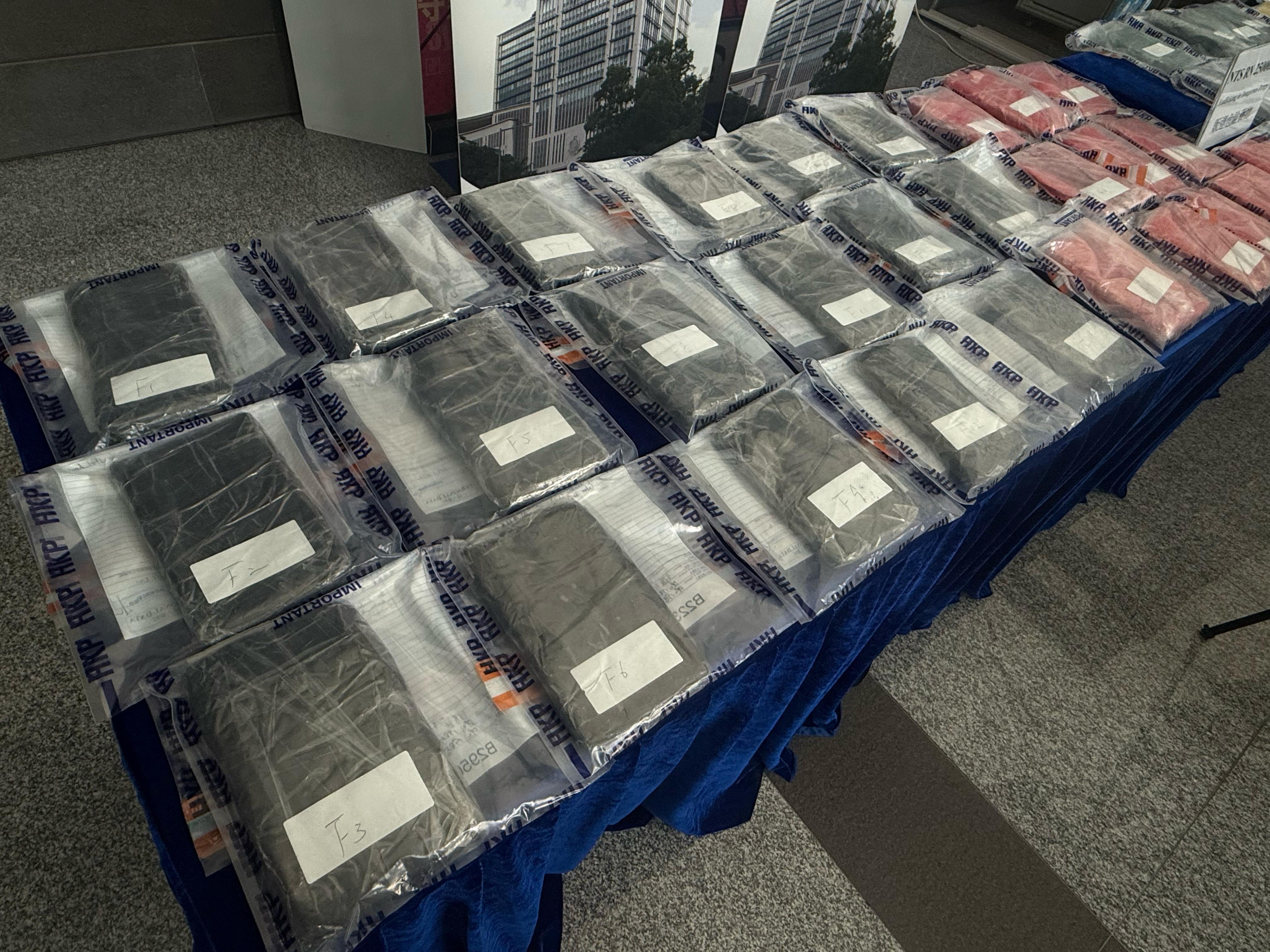 警方檢獲52塊磚形物體,懷疑是可卡因毒品。