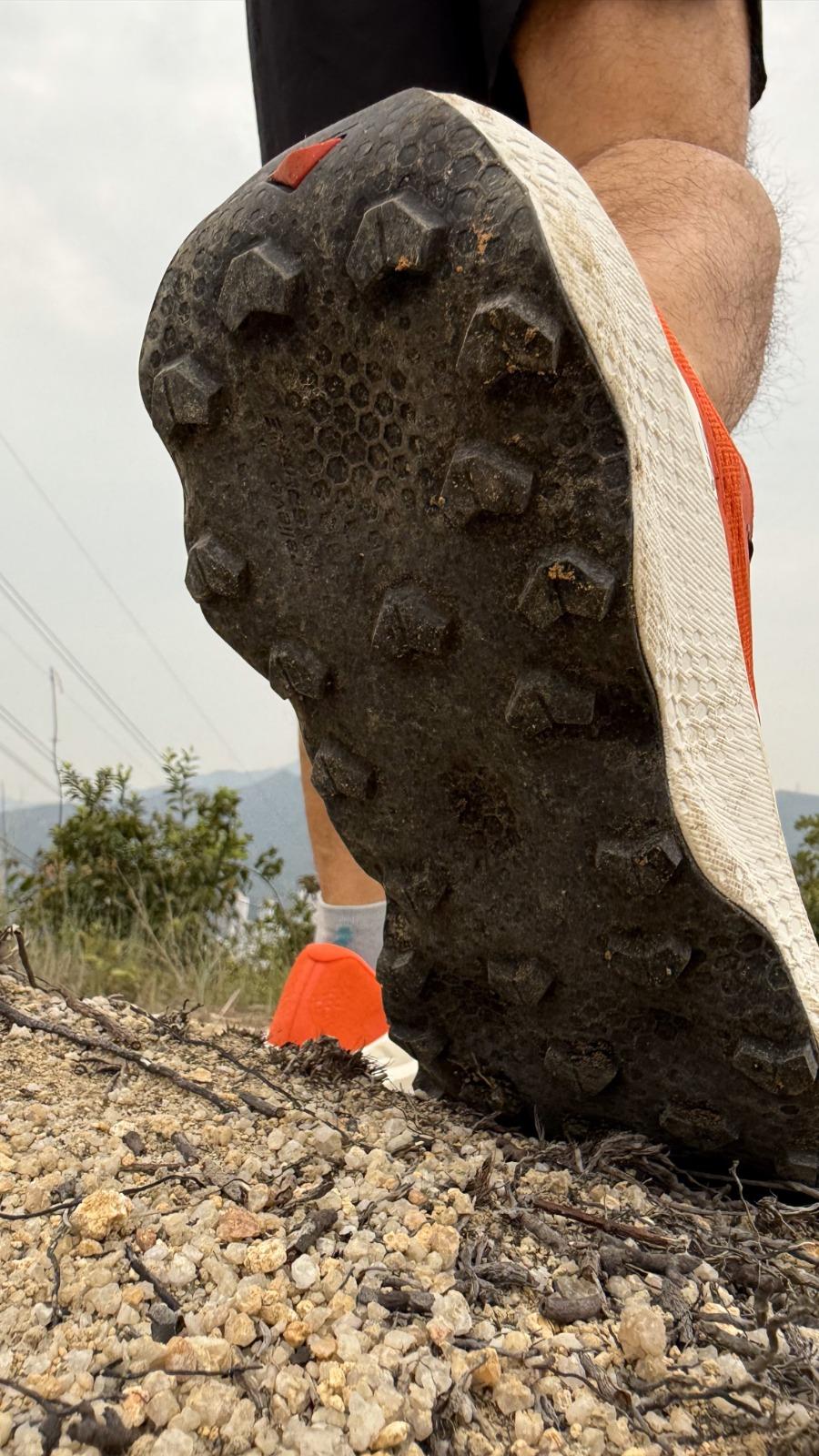 Salomon Ultra Glide 3鞋釘數量從上一代的57顆減少至32顆,並改用掠翼形設計。