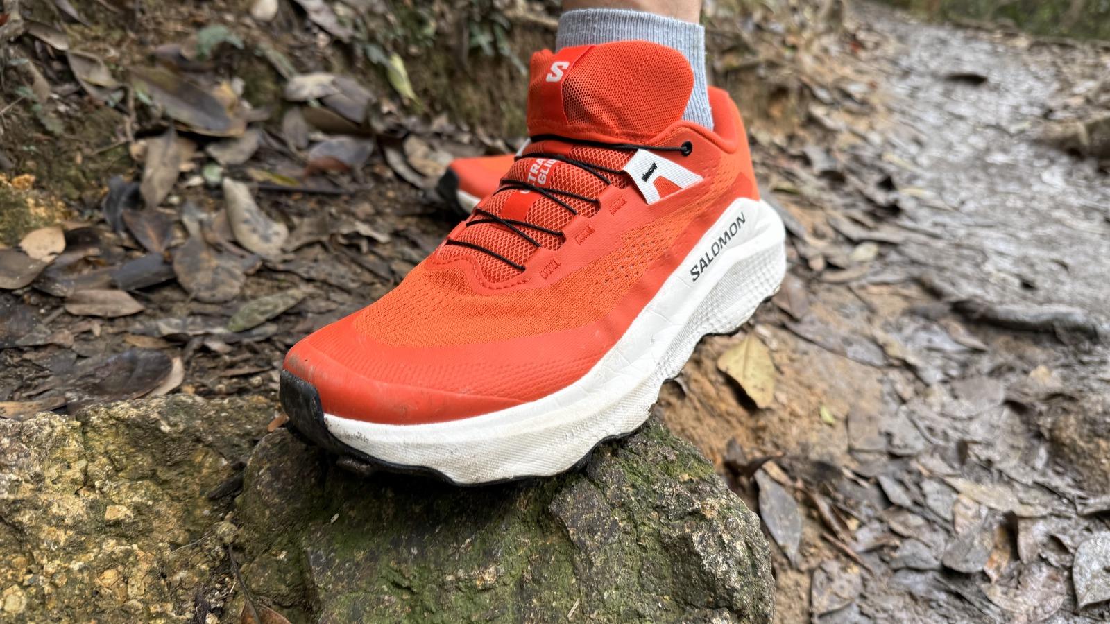 Salomon Ultra Glide 3踏在青苔上也沒有大問題
