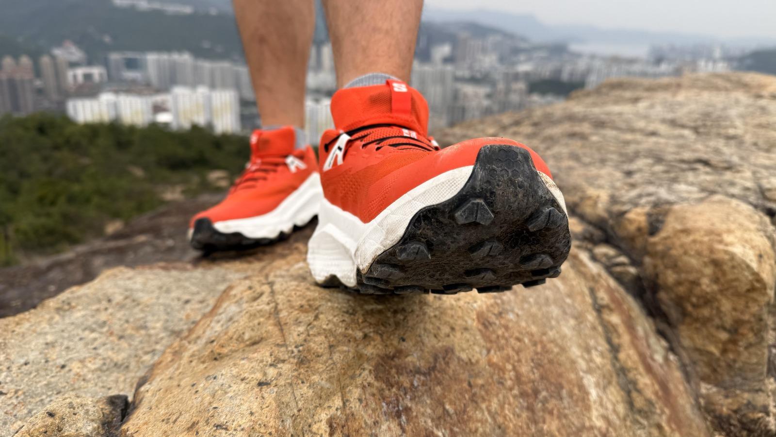 Salomon Ultra Glide 3鞋面採用 Engineered Mesh + sensiFit™ 堅挺透氣布料