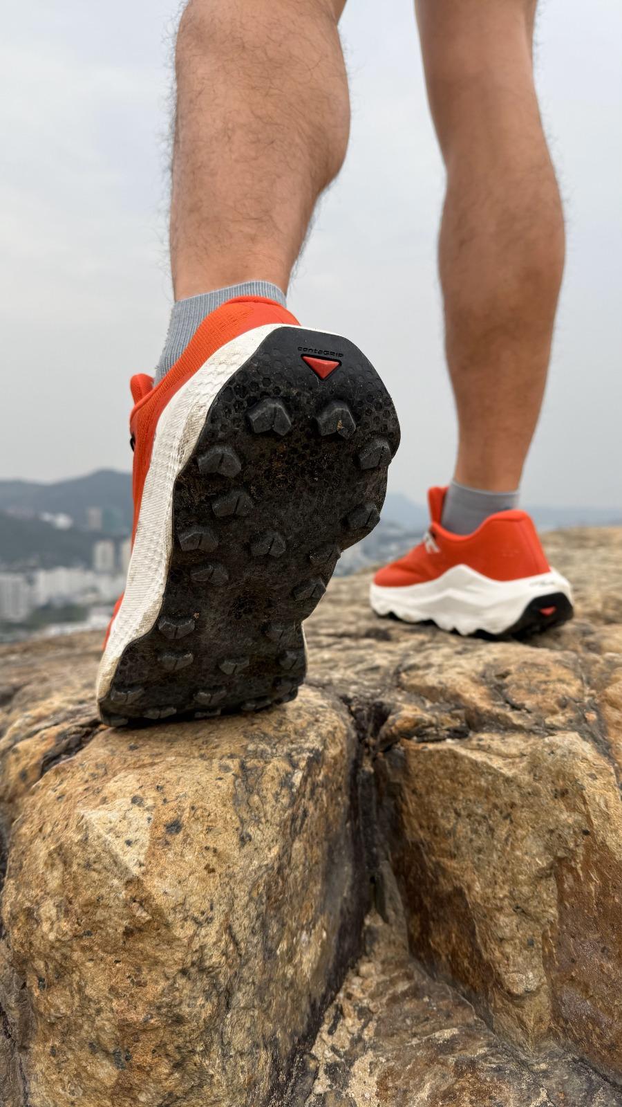 Salomon Ultra Glide 3搭載了全新的Relieve Sphere大底技術