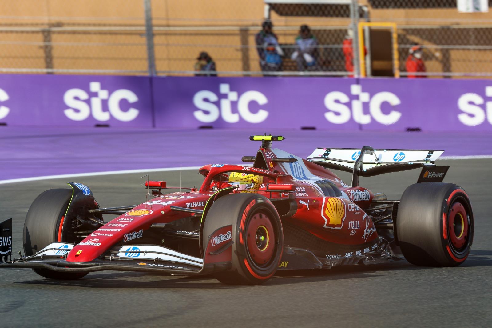 咸美頓今年轉投法拉利,結束自2013年起效力平治長達十多年的賽車生涯。