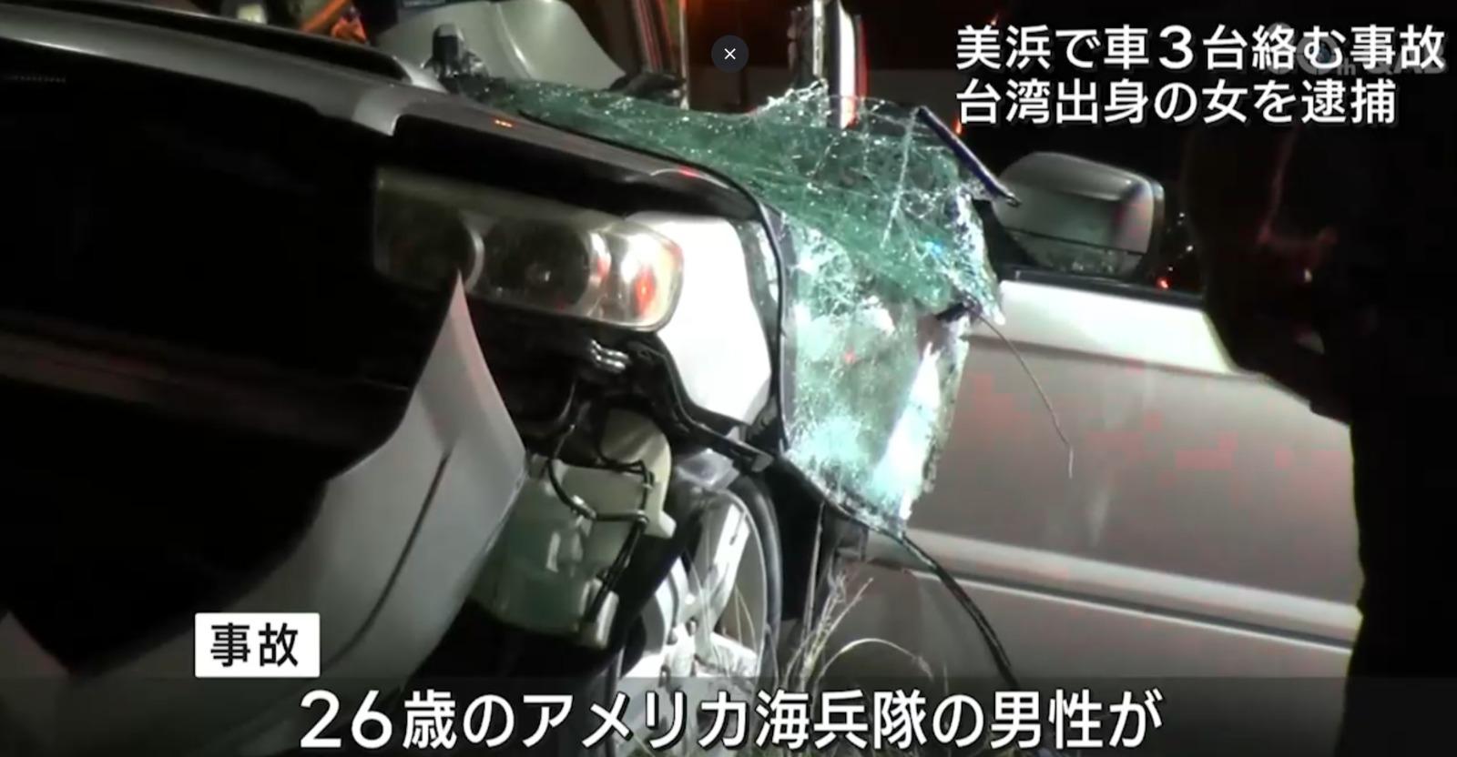 台灣女司機在沖繩北谷町引致交通意外,車輛受損。(影片截圖)