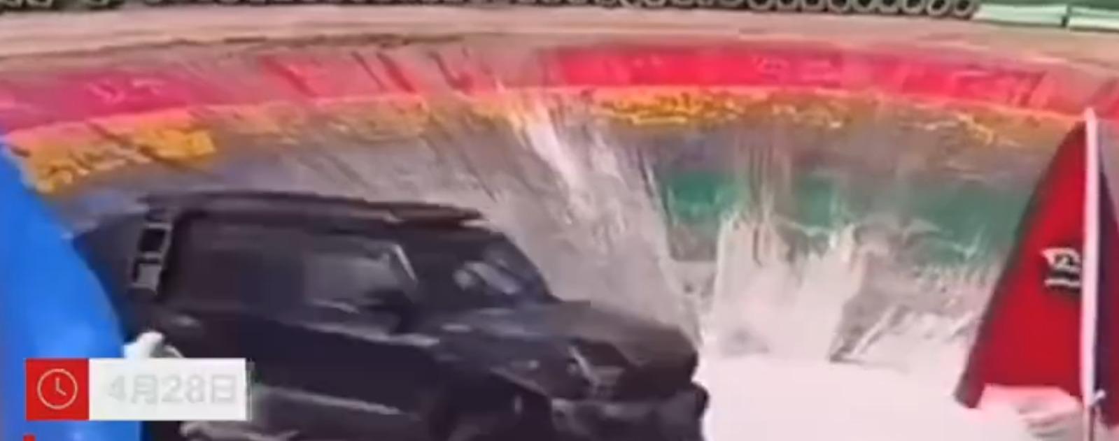 山西越野車「表演甩尾特技」時失控,撞到蹲在地上的男子。