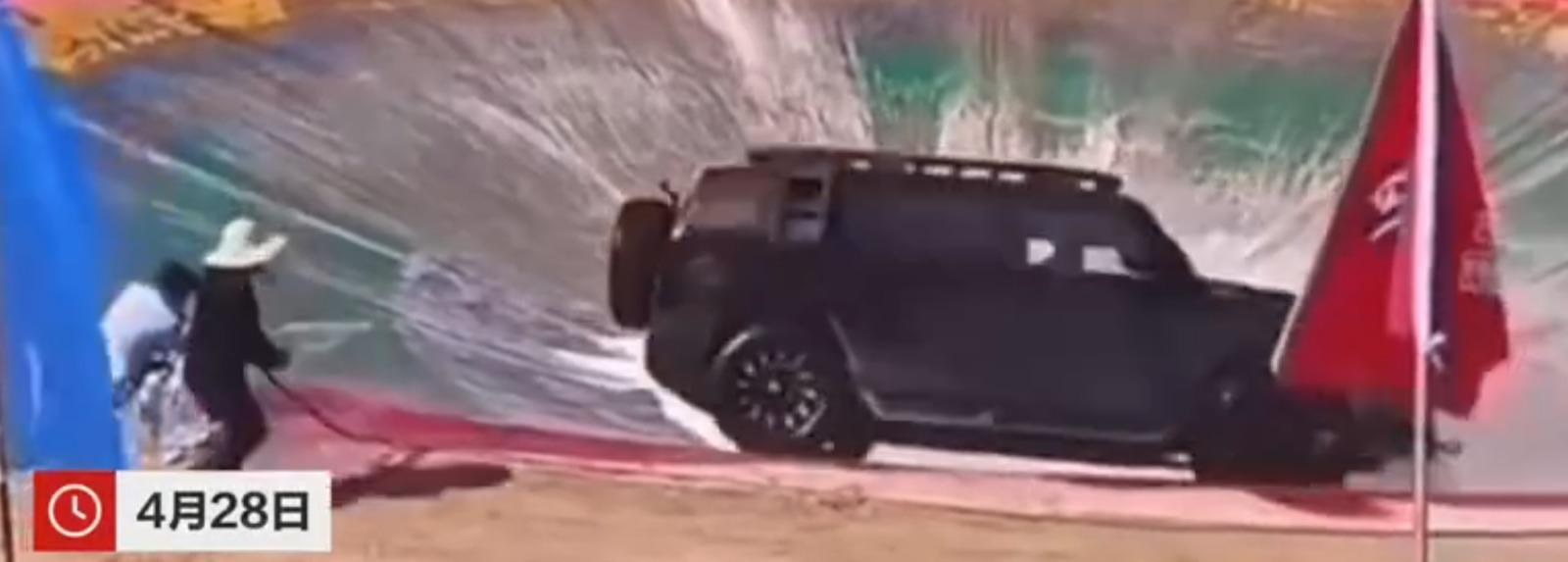 山西越野車「表演甩尾特技」發生意外前一刻。