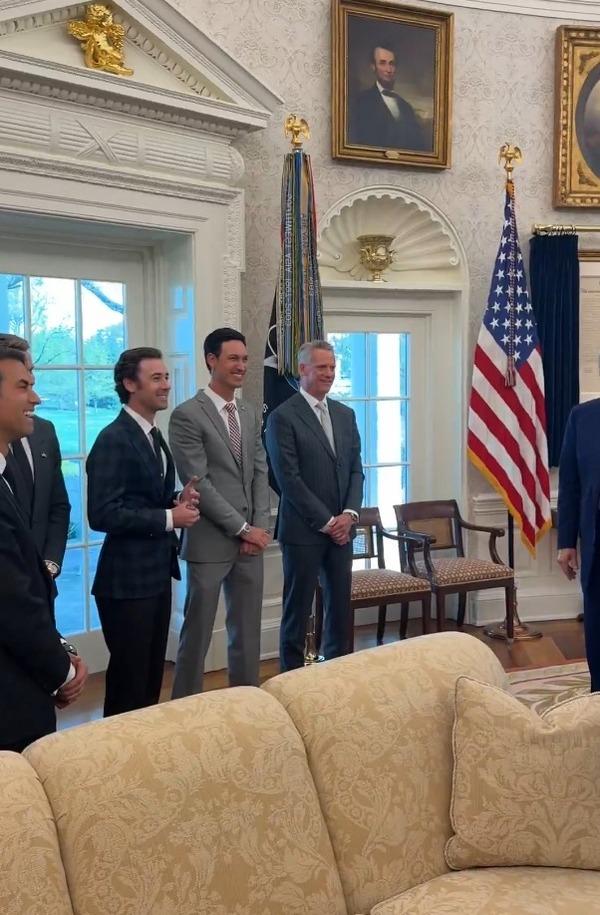 特朗普在白宮接見賓客。(影片截圖)