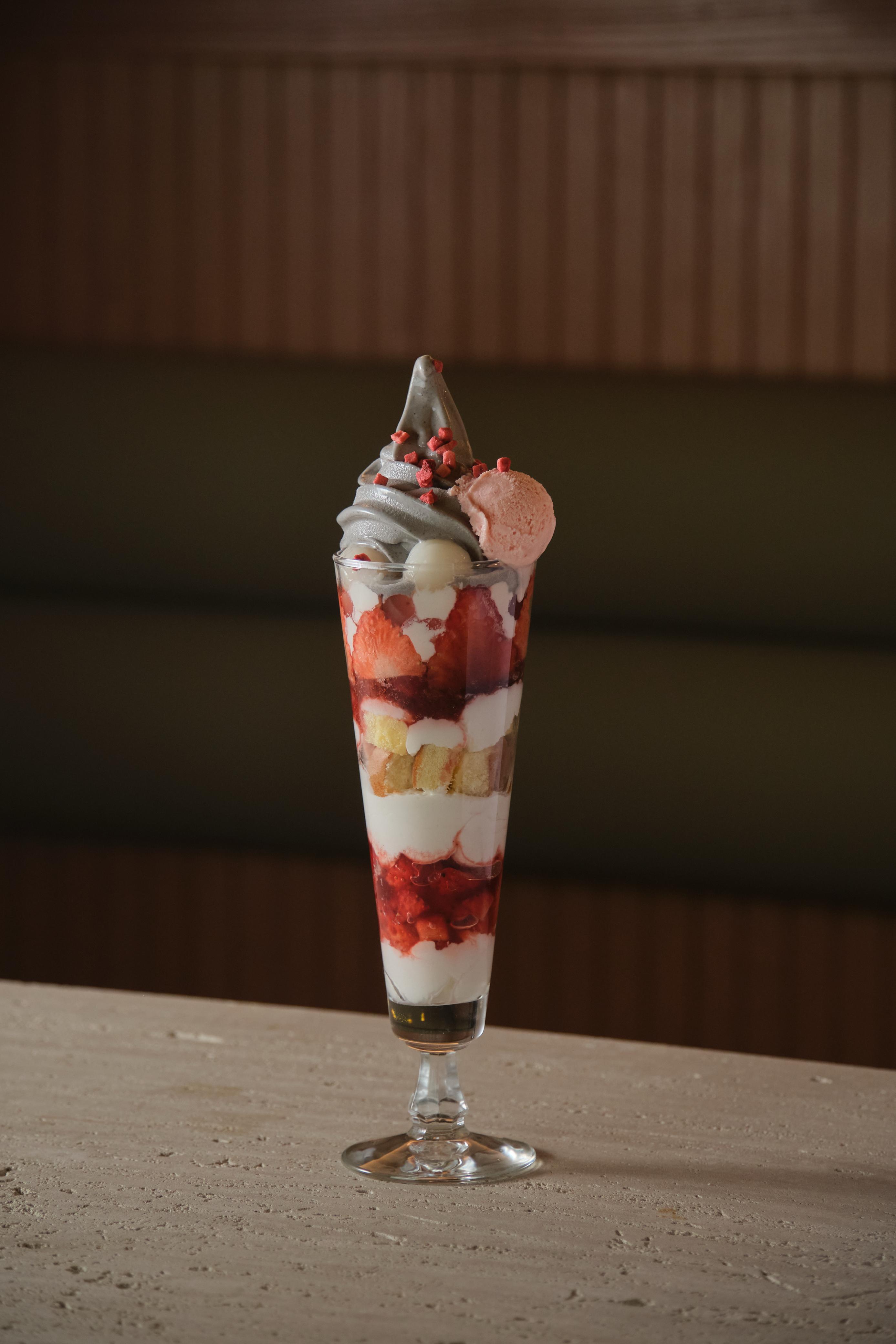 芭菲系列由軟雪糕、雪糕球、鮮果、忌廉、蛋糕、脆脆等,層層疊成6-8層。