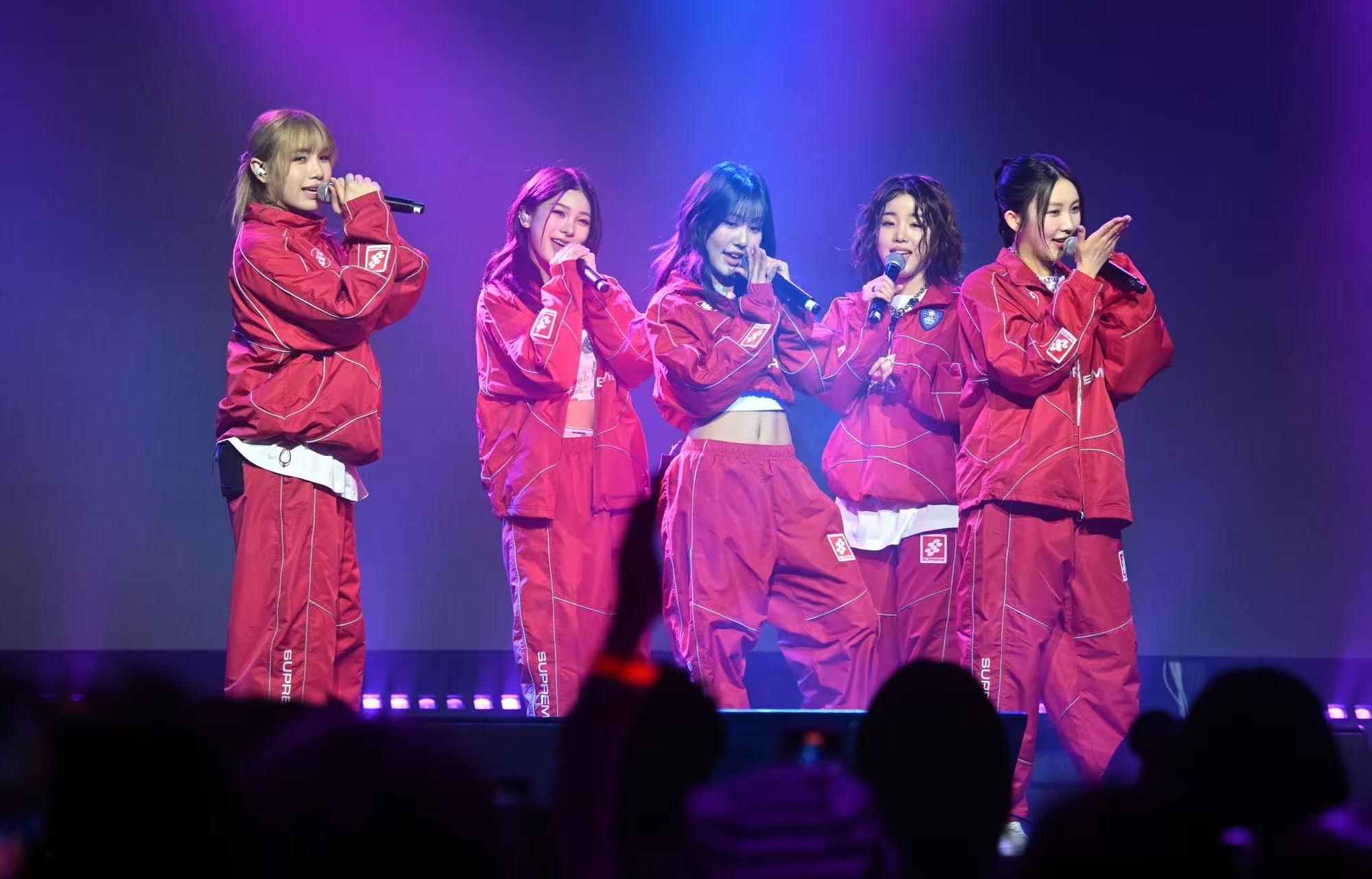 (左起)Doeun、Jiana、Jieun、Sunhye及Yeonjung等,向fans說我愛你!