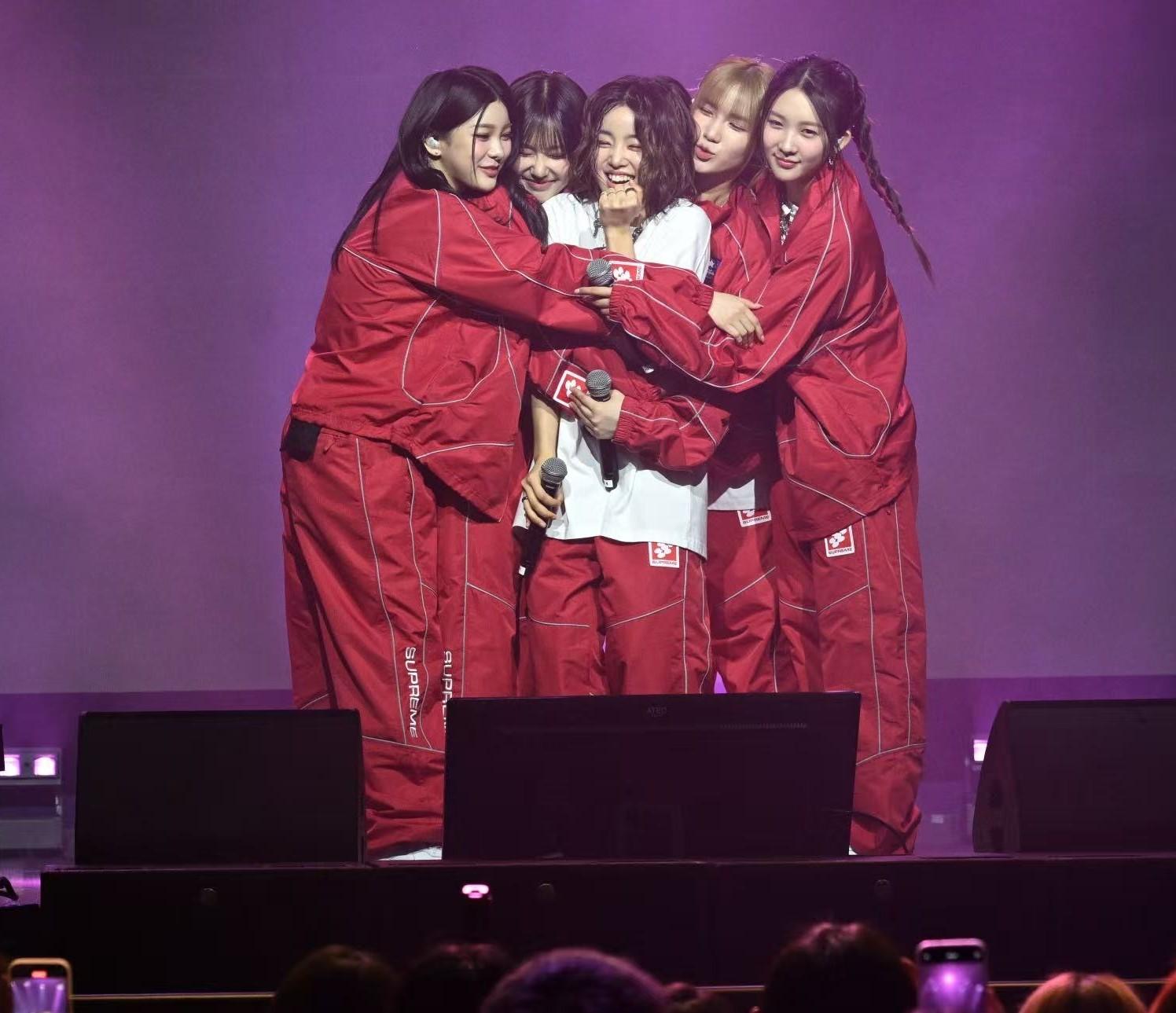 4月12日生日的隊長Sunhye獲全場fans合唱送上韓語唱生日歌,4位隊友送上擁抱祝賀。