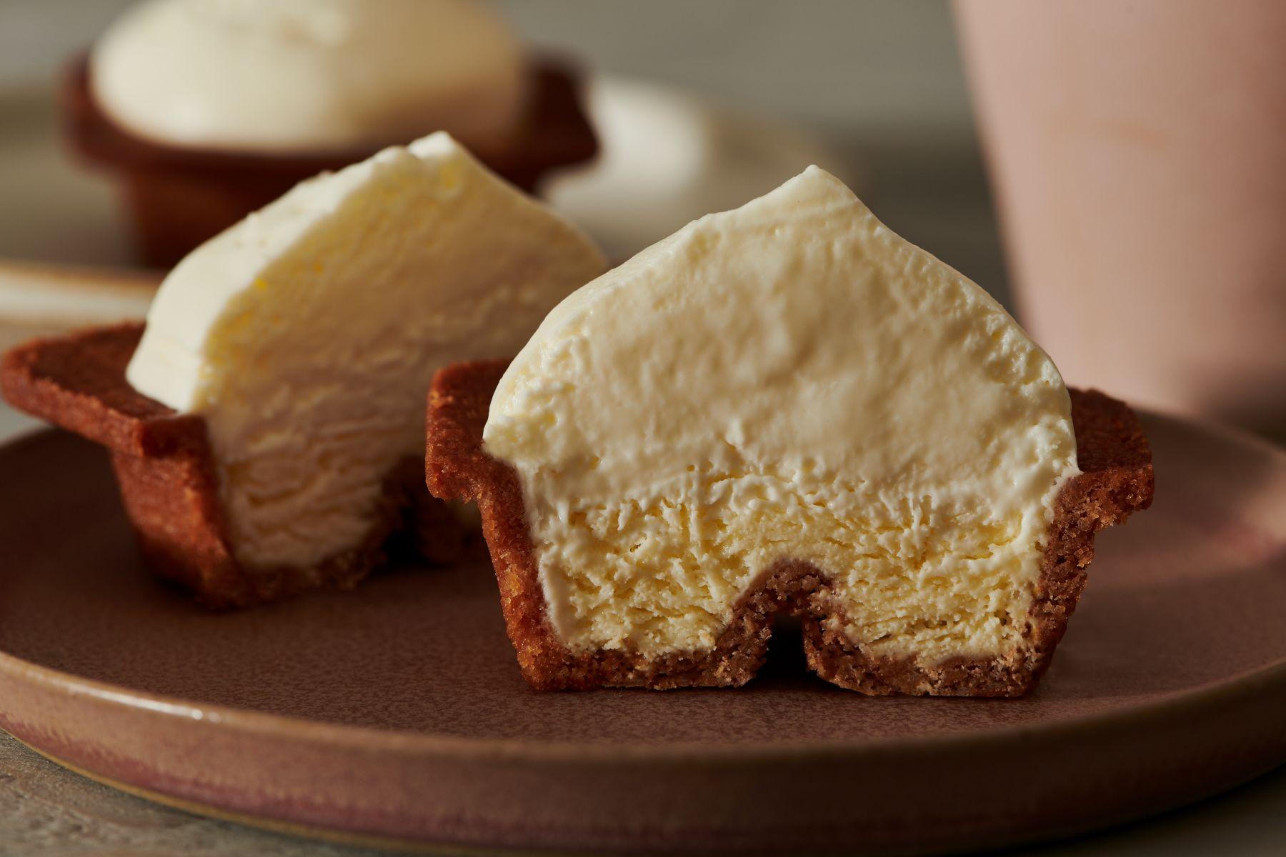 生芝士蛋糕採取雙層芝士結構,以濃郁濕潤的生芝士梳乎厘為底,搭配散發芝士香氣的生芝士慕斯。