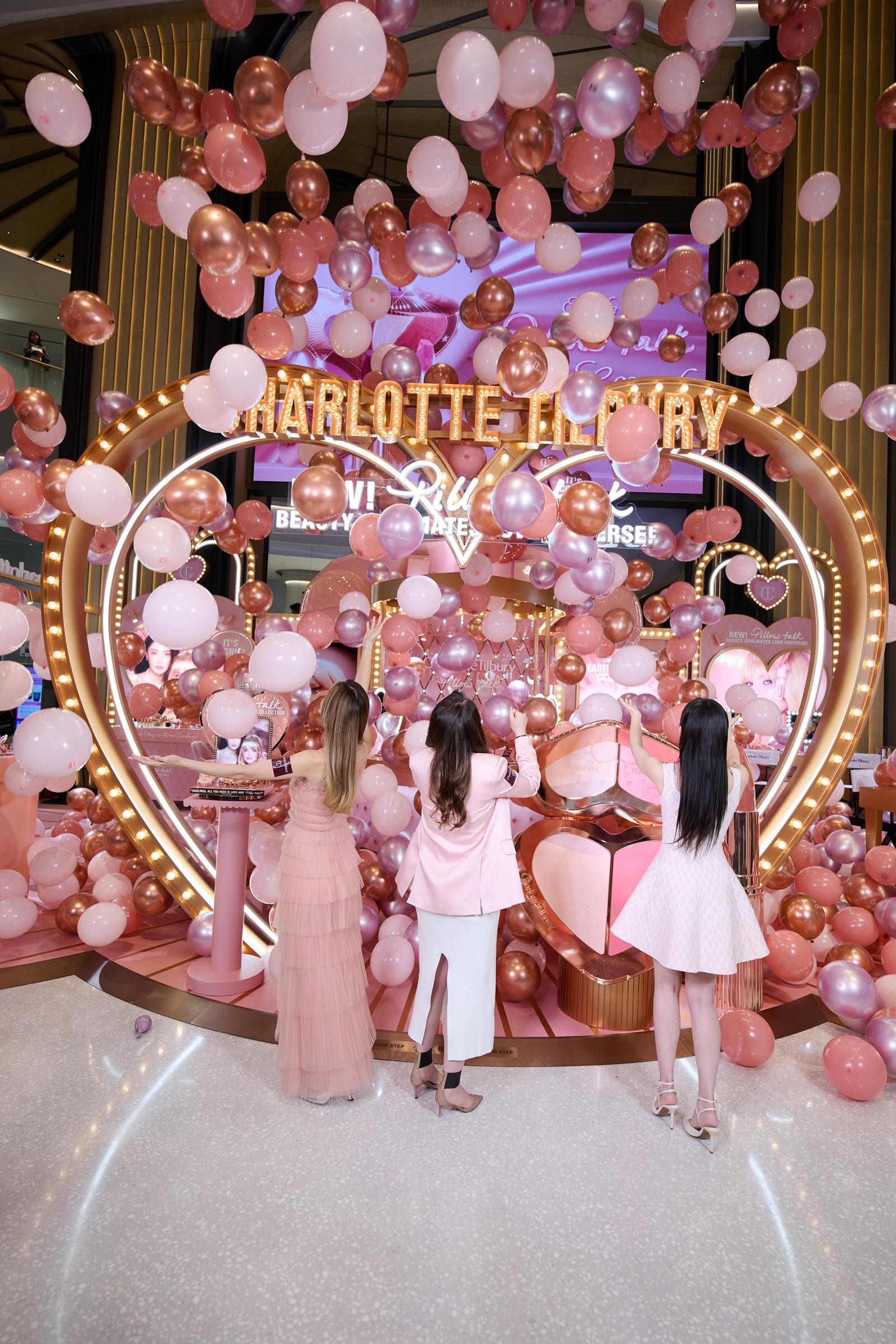 Charlotte Tilbury「PILLOW TALK HOUSE OF LOVE」限定店開幕當日,特別請來Stephy鄧麗欣及Cloud雲浩影出席,更安排在商場天花放數百個氣球,兩位女神玩得非常開心。