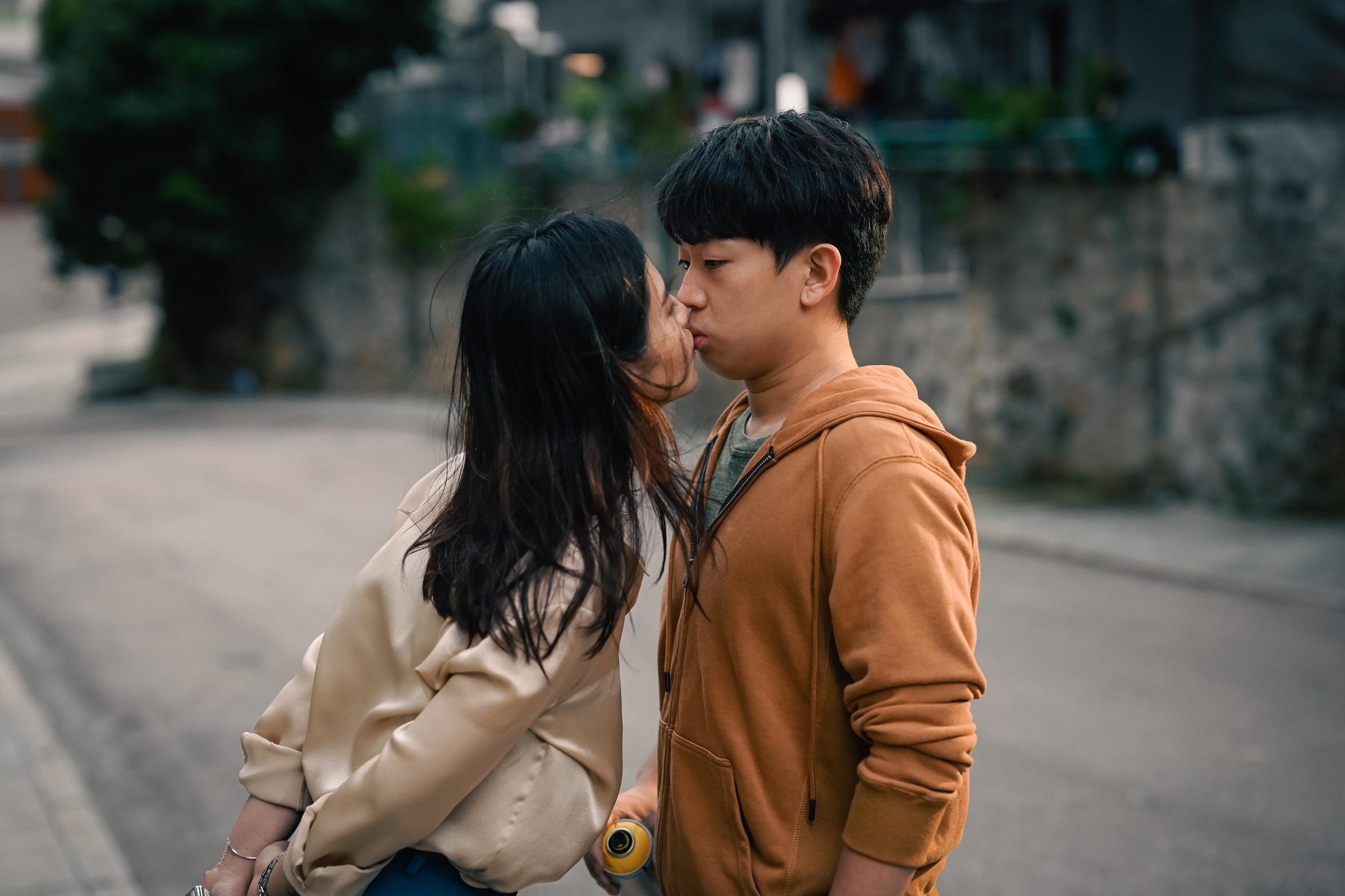 楊偲泳與岑珈其在《搗破法蘭克》有咀戲,惜最後被刪掉。