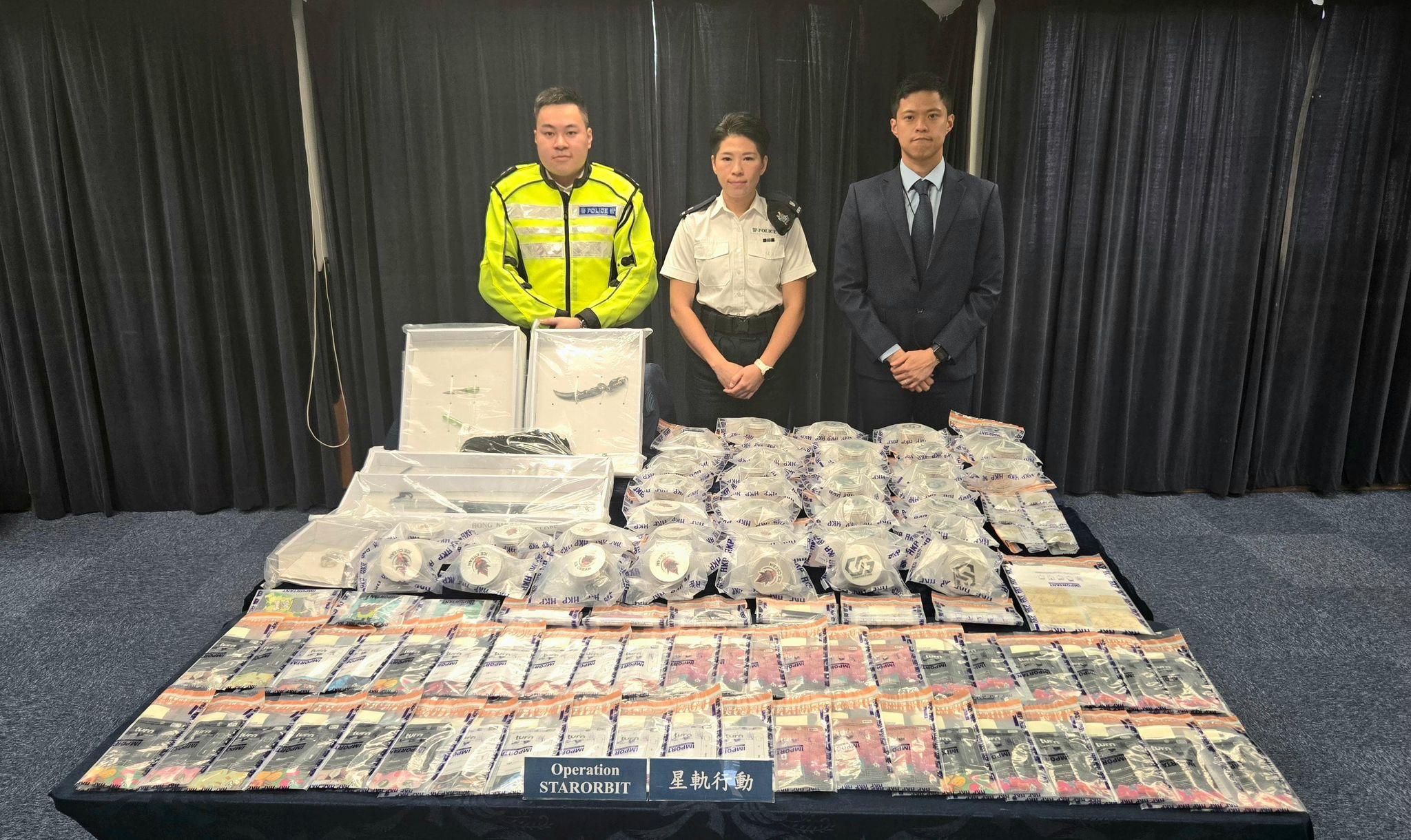 警方在行動中檢獲大量毒品和武器。警方在行動中檢獲大量毒品和武器。