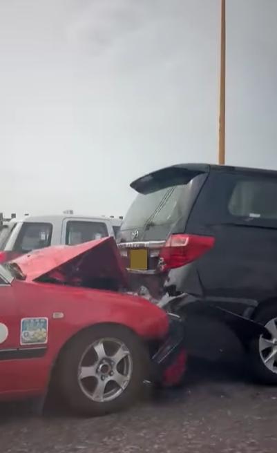 青馬大橋發生5車連環「串燒」車禍。(fb「車cam L(香港群組)」圖片)