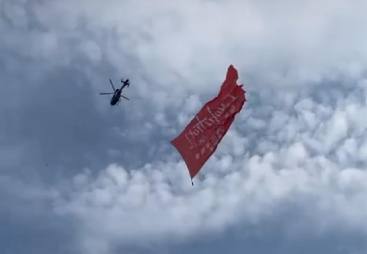 大會出動直升機為個唱造勢。