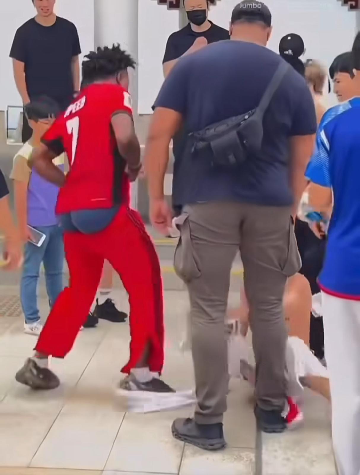 Speed被當眾剝褲,大出洋相。