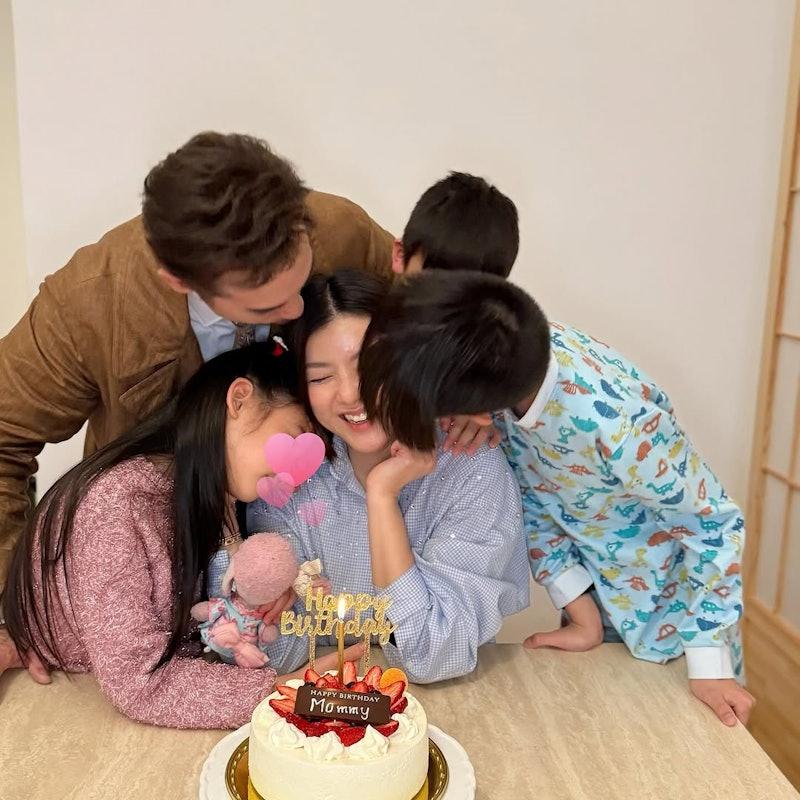 陳茵媺與陳豪及3子女一齊慶祝生日。