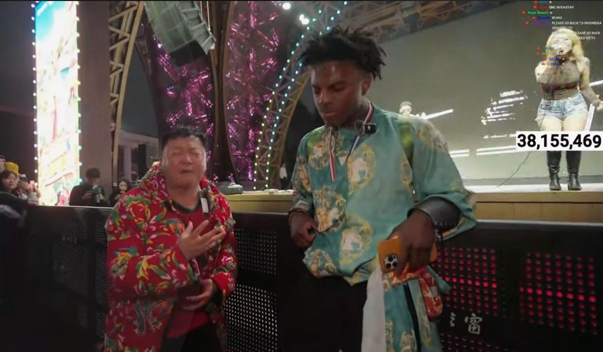 花袍大叔激情演繹月半小夜曲》,旁邊的Speed都扮作投入跟著節奏狂䟴。