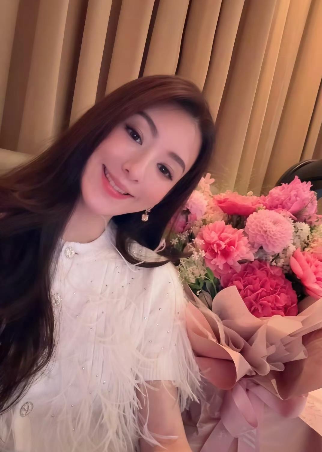 方媛高調慶祝結婚八周年,閃爆網民。