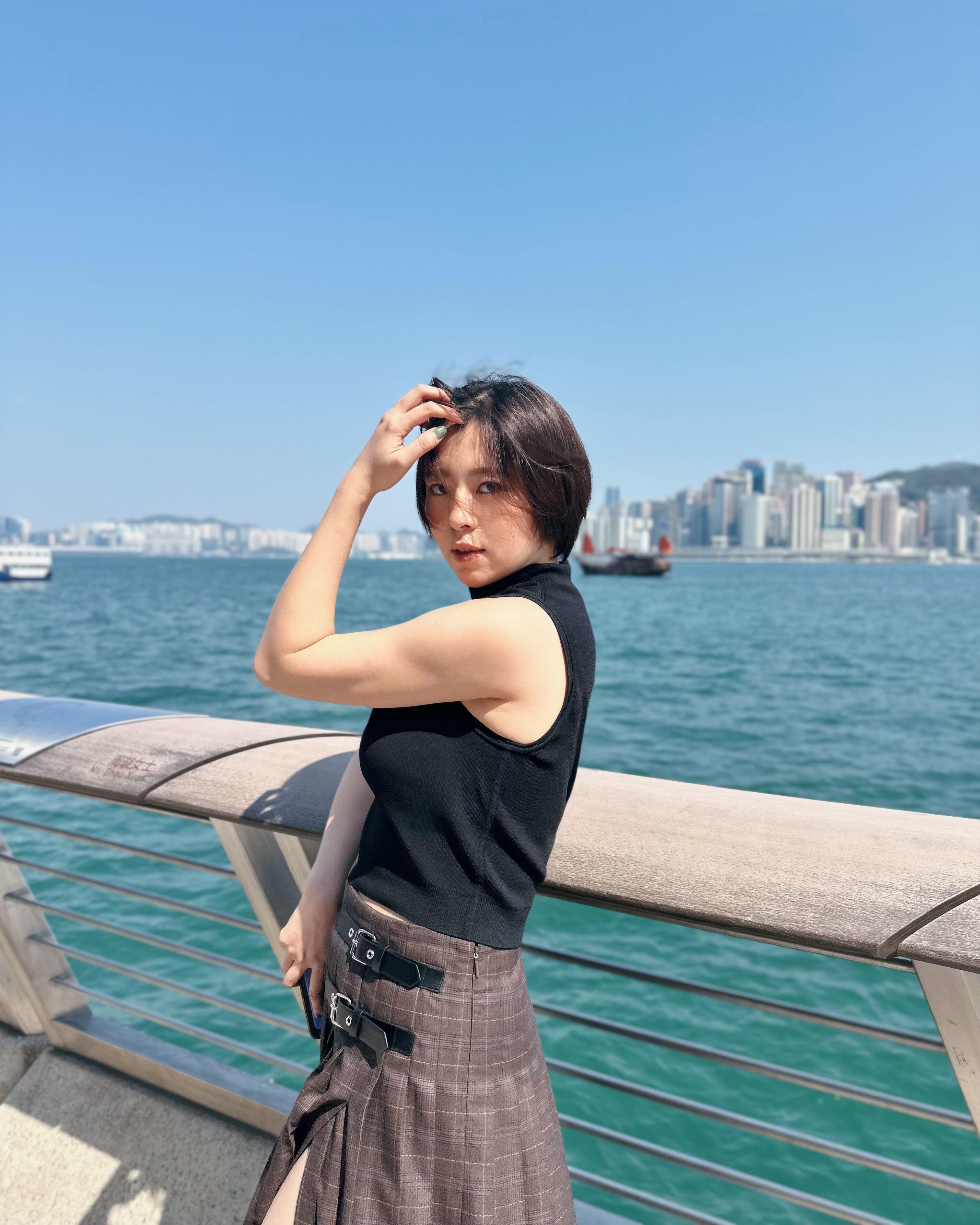 劉品言腳傷未癒見香港影迷。