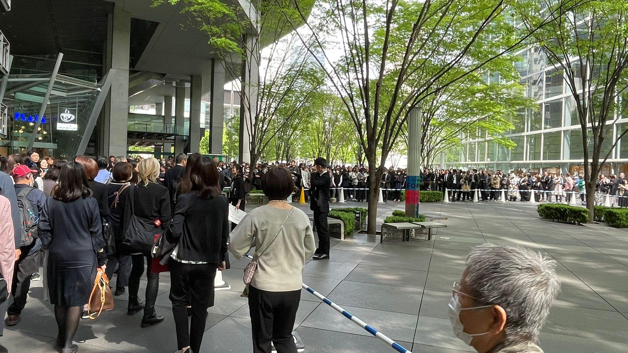中山美穗的追思會場外出現長龍。