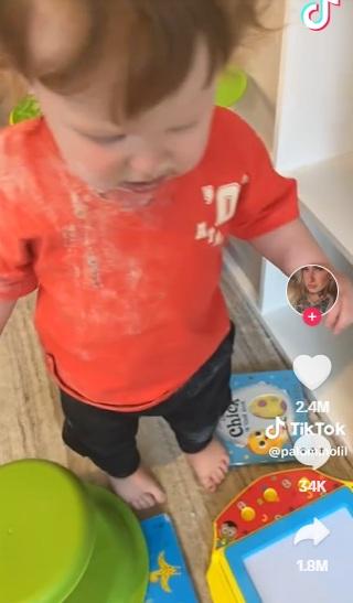 小孩子滿臉滿身是灰,在客廳哭鬧。(互聯網)