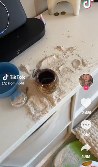 骨灰罈被打翻,骨灰散落四周。(互聯網)