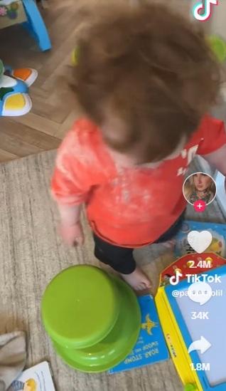 小孩子滿臉滿身是灰,在客廳哭鬧。(互聯網)