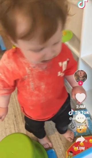 小孩子滿臉滿身是灰,在客廳哭鬧。(互聯網)