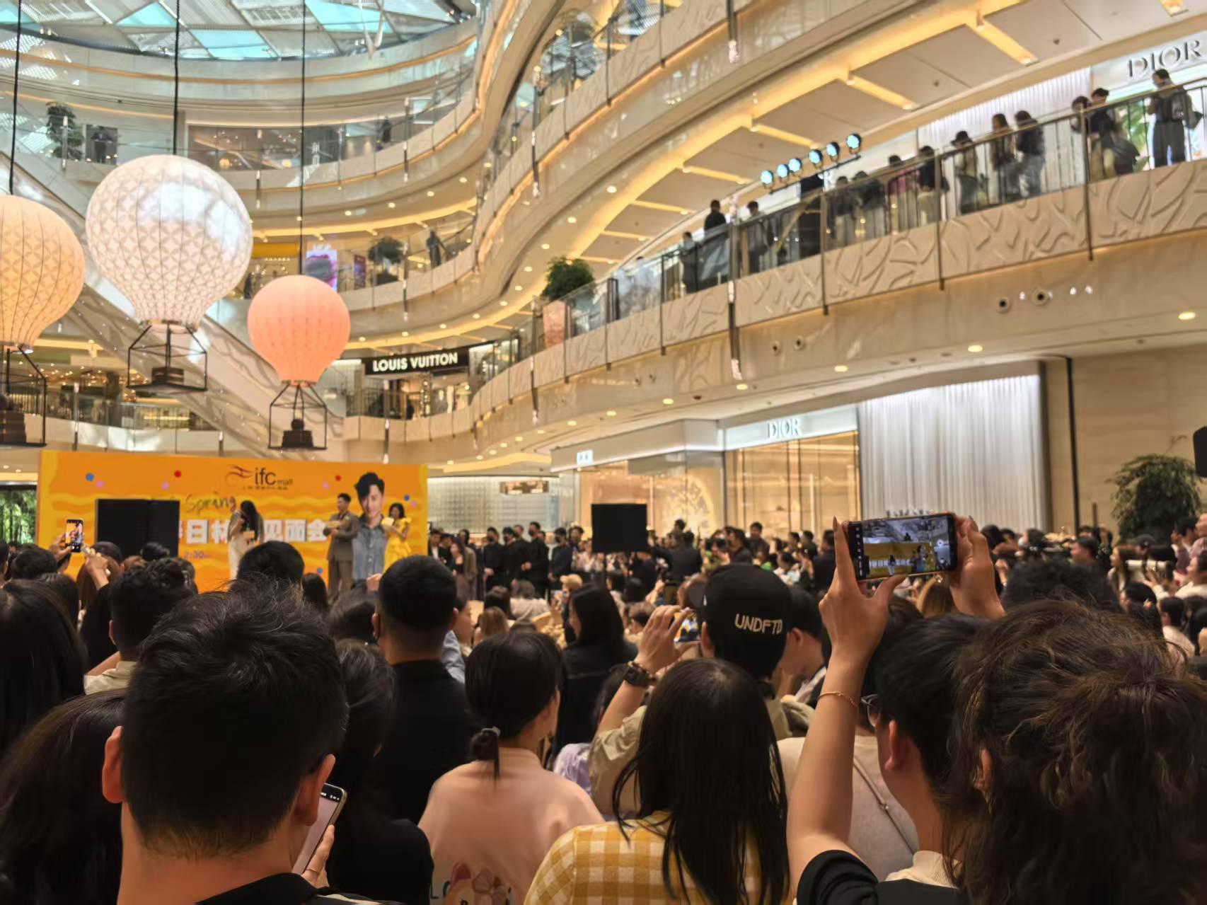 上海IFC迫爆一睹林峯風釆的fans。