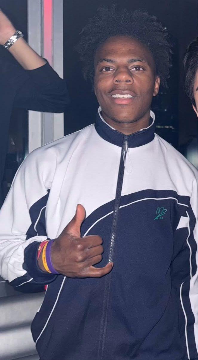 Speed現身香港夜場,心情勁靚。