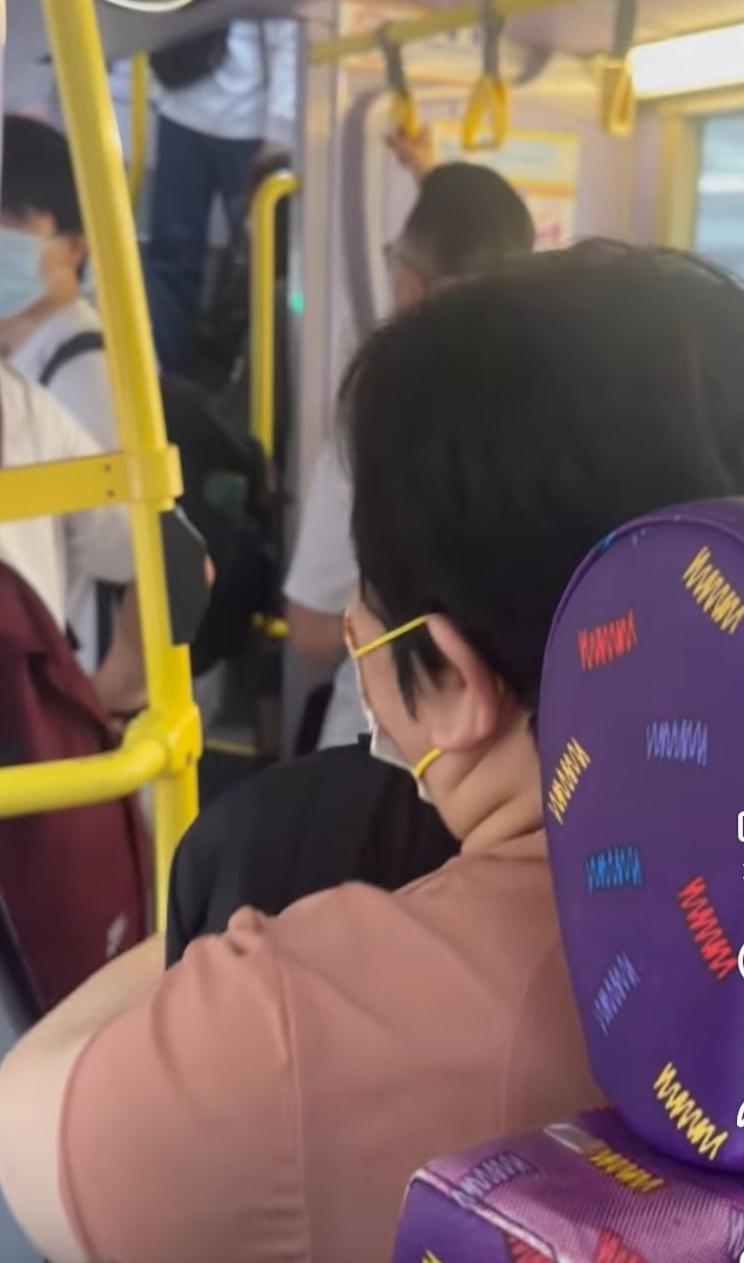 社交平台流傳一條影片,顯示一輛過海城巴行駛期間,一名大媽不滿年輕男子坐關愛座,當場指罵,年輕男即表示自己是傷殘人士,但該名女子要求他出示傷殘證。車上一名年長男子即代抱不平出言駁斥,但大媽仍然死撐,「我唔知佢係跛,又無拎枴杖」。facebook群組「香港交通及突發事故報料區」