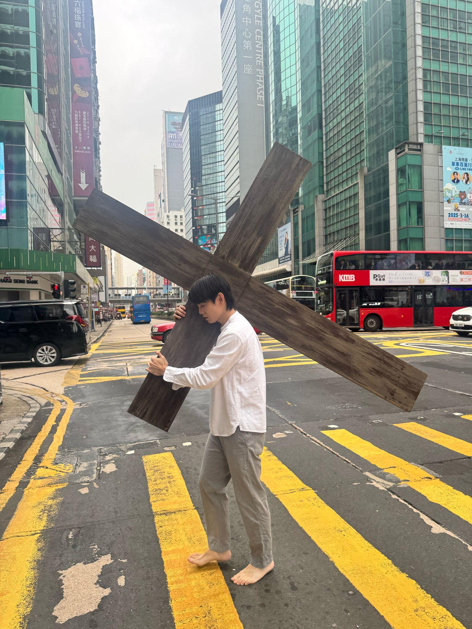 歐鎮灝赤腳現身鬧市,惹來不少途人好奇目光。