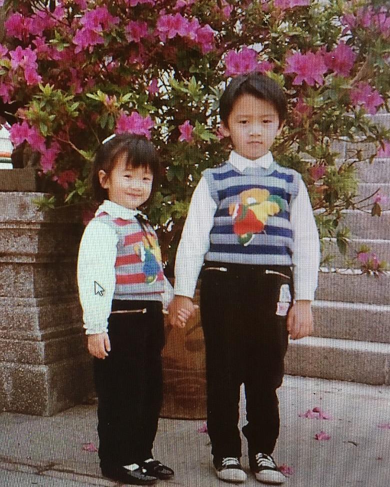 謝婷婷在IG分享三張跟霆鋒的童年照,並隔空替阿哥打氣。