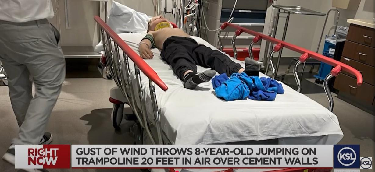 史密斯玩跳彈床時被強風吹起,掉在地上,父母立即將他送院。(互聯網)