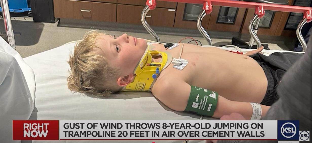 史密斯玩跳彈床時被強風吹起,掉在地上,父母立即將他送院。(互聯網)
