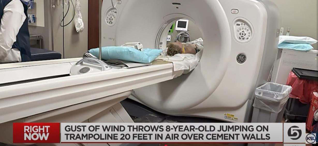 史密斯玩跳彈床時被強風吹起,掉在地上,父母立即將他送院檢查。(互聯網)