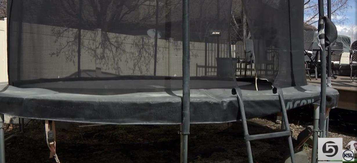 謝利忠告家長們,要把彈床牢牢綁緊在地上,免被強風吹走。(互聯網)