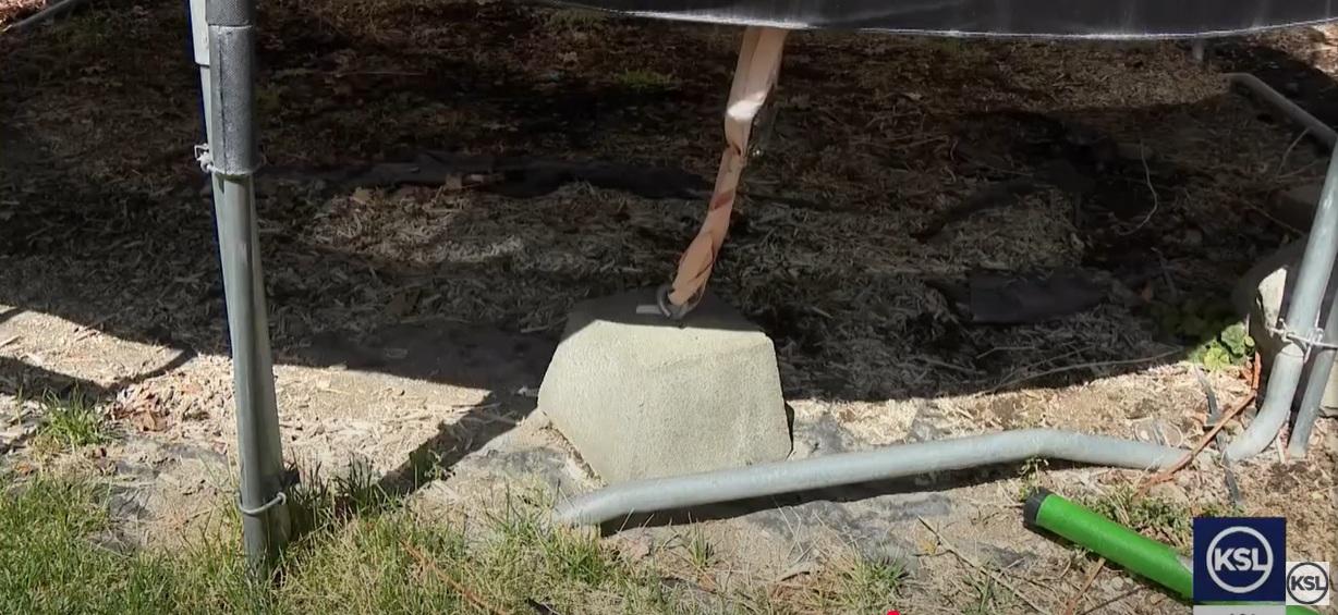 謝利忠告家長們,要把彈床綁緊在地上,免被強風吹走。(互聯網)