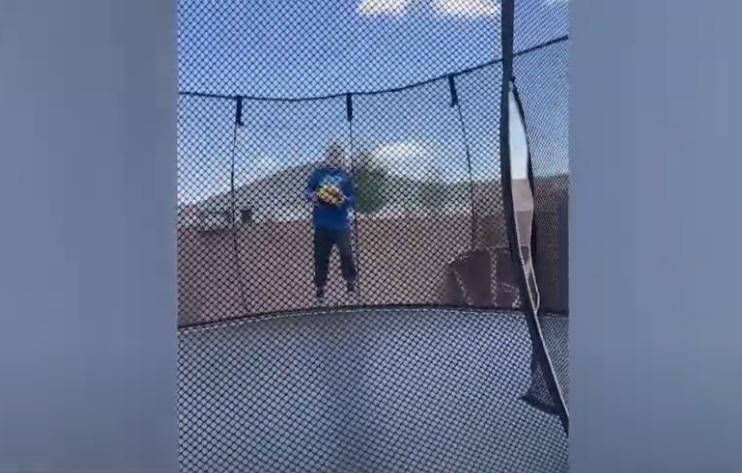 8歲男童史密斯當日在親戚家玩跳彈床時出事。(互聯網)