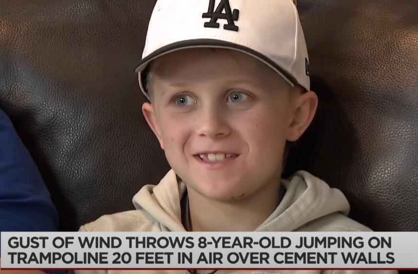 史密斯玩跳彈床遇意外險死。(互聯網)