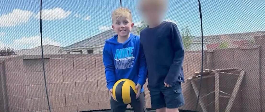 8歲男童史密斯當日在親戚家玩跳彈床時出事。(互聯網)