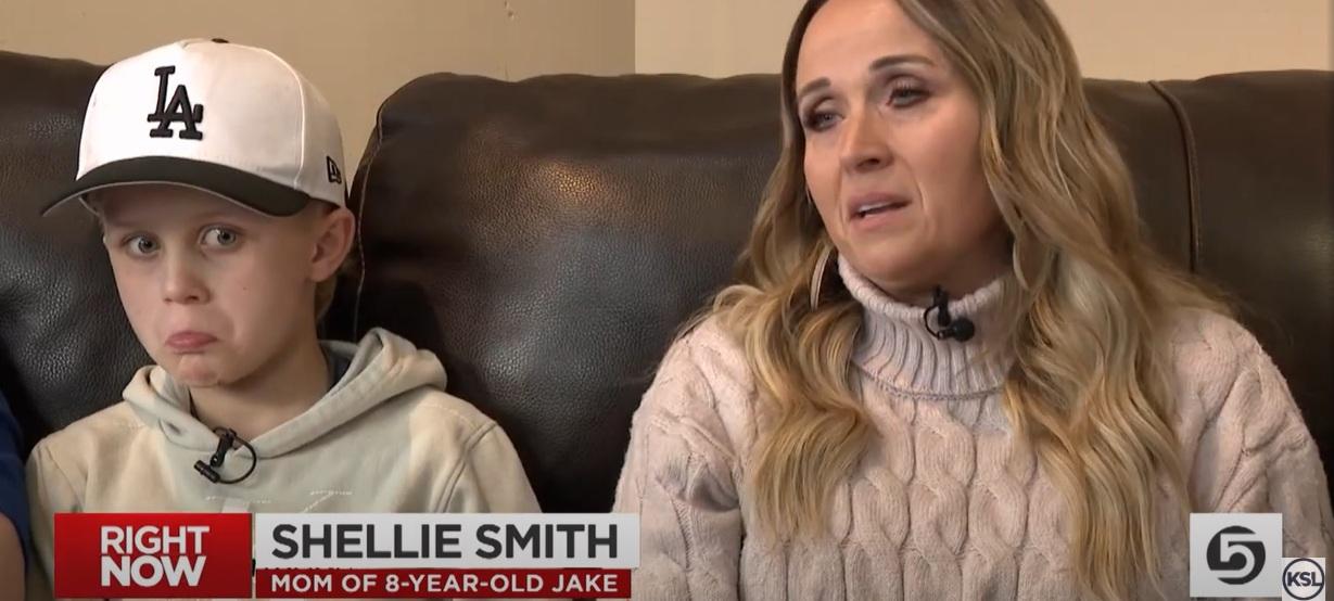 史密斯與母親謝利受訪,講述事發經過。(互聯網)