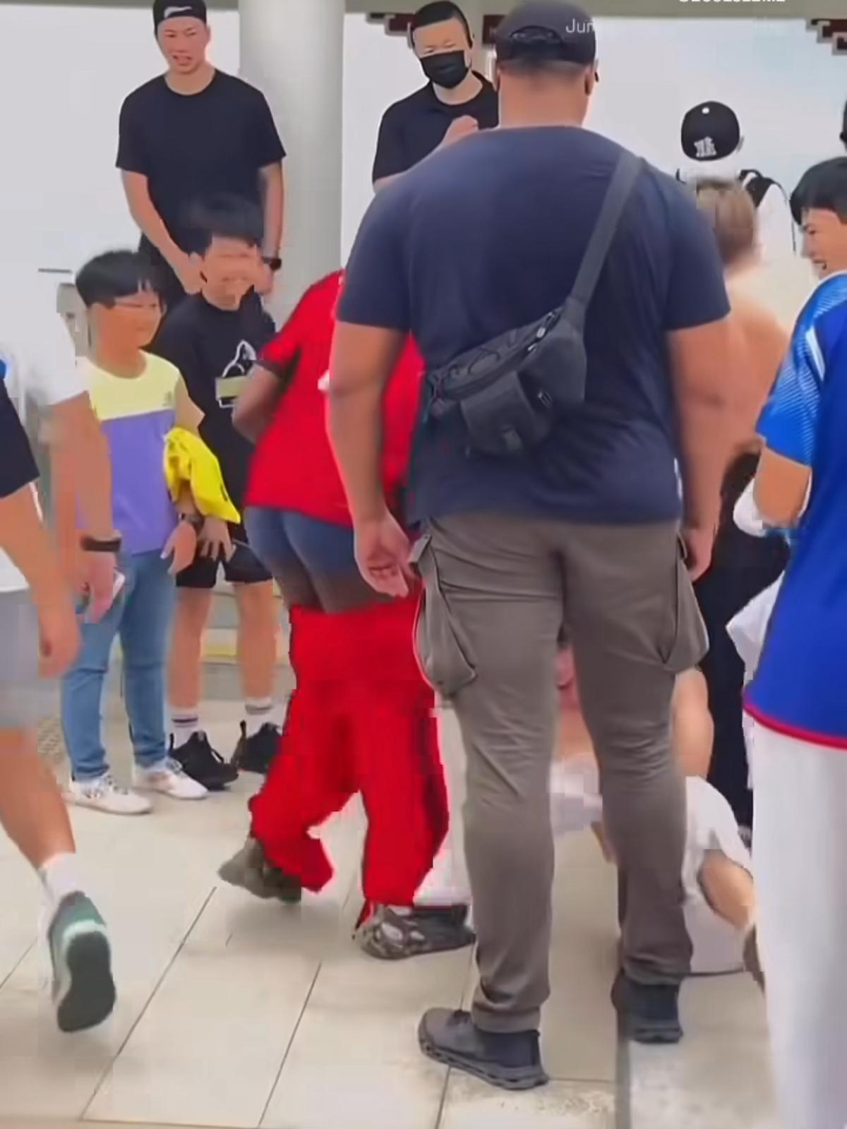 Speed被當眾剝褲,大出洋相。