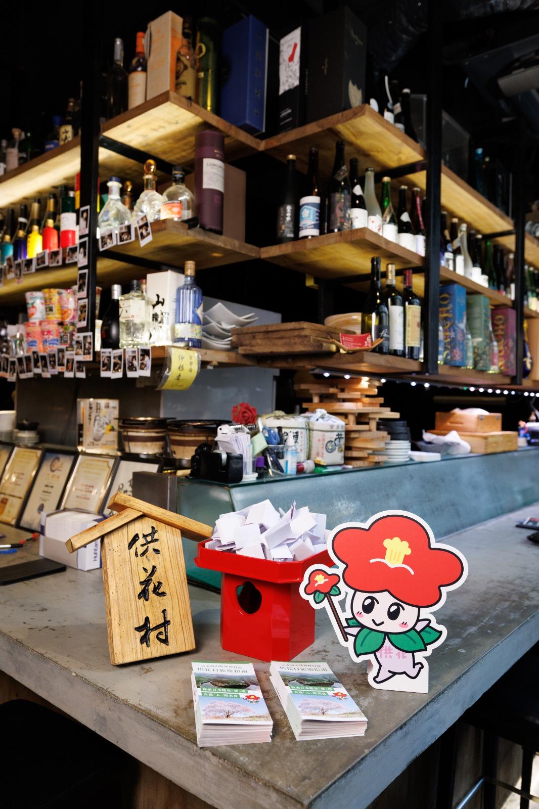 香港Disney+特別於「九鬼居酒屋」設立小型「供花村神社」。