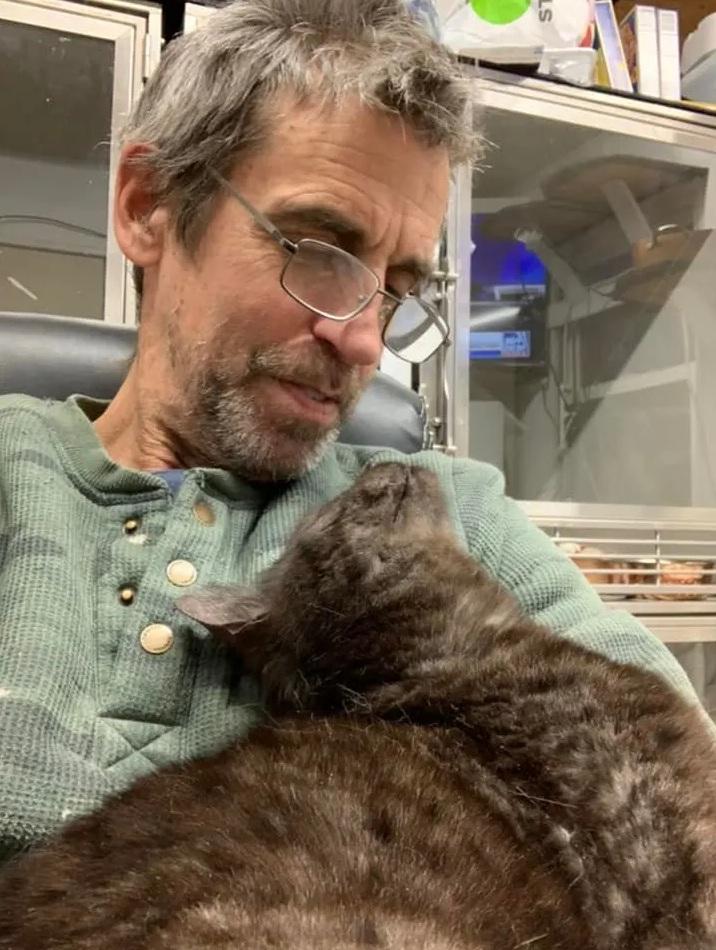 阿瑟諾與他救回的貓咪,「貓就是他的生命」。(互聯網)