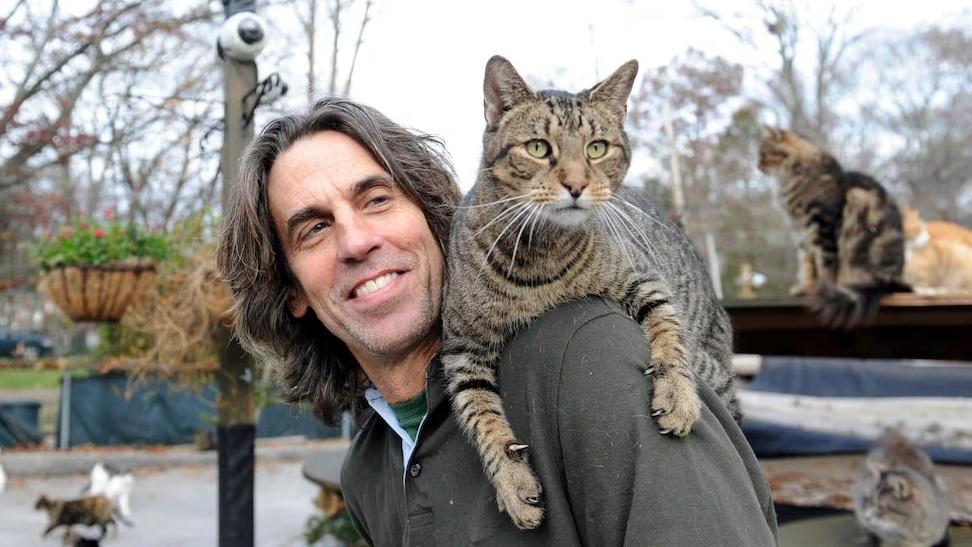 阿瑟諾與他救回的貓咪,「貓就是他的生命」。(互聯網)